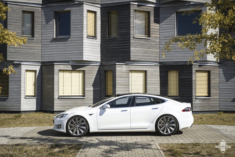 Eckig photo Diesen Tesla gibt es nicht in der Nähe von Nürnberg