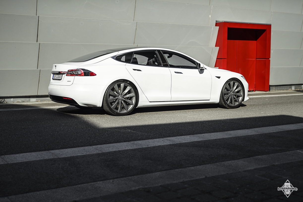 Tesla und Ferrari Rot photo Das sind unsere neuesten Mietwägen Model S 100D und Model 3. In Belin und Frankfurt zu haben