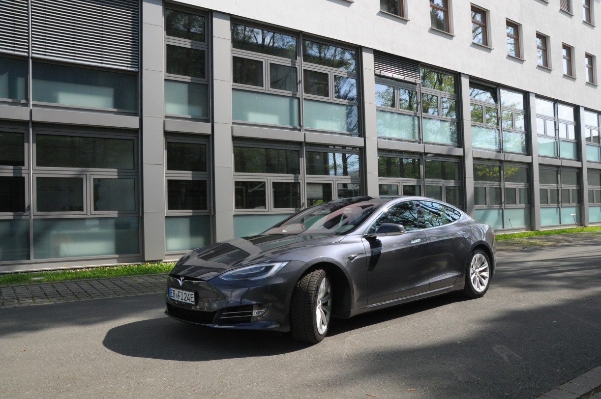 Model S von Forne photo Man knnn ihn in Frankfurt für Events mieten und die Manequins ersetzen