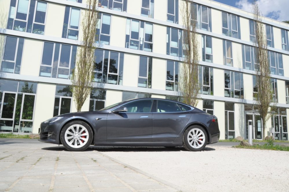 Flach photo Man kann einen Tesla auch für Ausstellungen in Nürnberg mieten und so schöne Bilder machen wie hier.