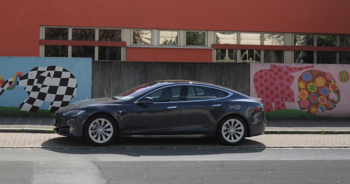 Tesla vor Kindergarten photo Tesla probefahren, würde ein Kindergartnkind sicher begeistern. Bei jeder Beschleunigung fühlt es sich wie auf der Achterbahn