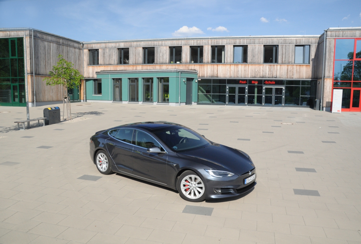 Top view photo Hier sieht man deutlich die LangeMotorhaube. Sie dient fast nur als Knautschzohne für die Sicherheit. Es beruhigt alle Mieter, wenn Sie wissen, das Sie sicher sind.