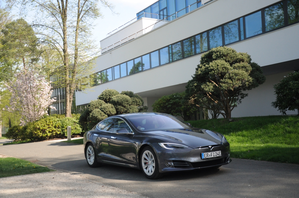 Tesla im Gr nen photo Einer der Wagen unter den Model S und Model 3 die man bei Tesla-Car-Rent Autovermietung leihen kann