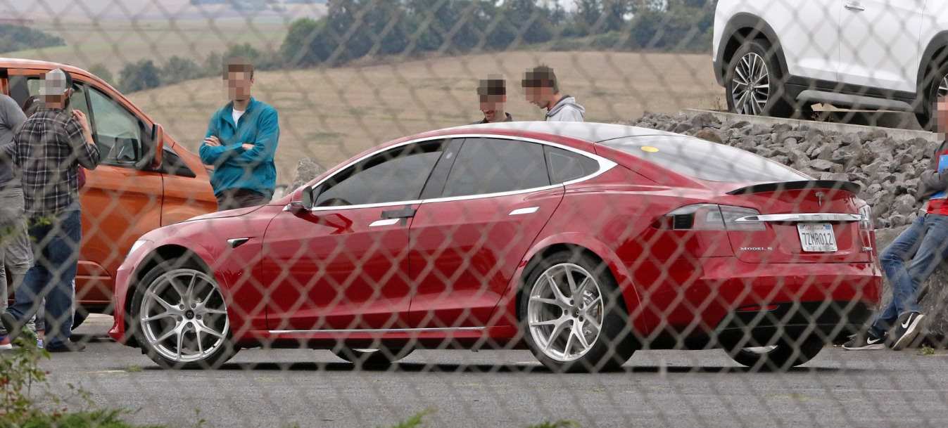 Tesla Modle S mit Plaid power train auf dem Nürburgring. Noch nicht zu mieten. Aber bald auch in Regensburg und Nürnberg
