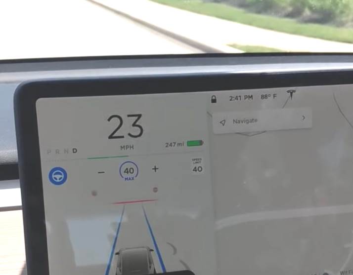 Tesla Ampel stop photo Mietwagen wird an Ampeln halten